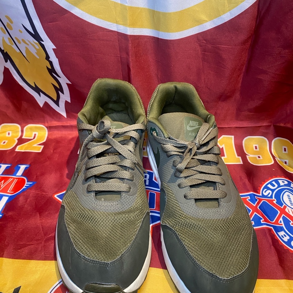 Nike Men's Khaki Green Sneakers